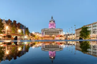 Virtual Offices - Nottingham,Council,House,And,A,Fountain,Front,Shot,At,Twilight