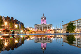 Virtual Offices - Nottingham,Council,House,And,A,Fountain,Front,Shot,At,Twilight